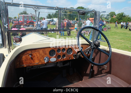 L'interno di un 1933 Rolls Royce 20/25 presso la Swaton giorno Vintage, Thorpe Latimer, Lincolnshire, Inghilterra. Foto Stock