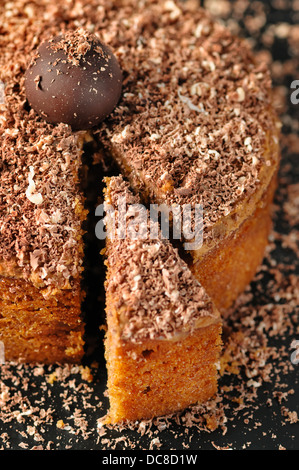 Fetta di un cioccolato e torta di noci . Immagine ravvicinata. Foto Stock