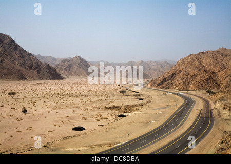 Il numero Duba-Haql 5 autostrada passando attraverso le montagne Sarawat nel nord ovest di Arabia Saudita. Foto Stock