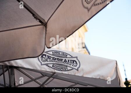 Coffee House Gerbeaud è raffigurato in Budapest, Ungheria, 05 agosto 2013. Si tratta di uno dei più grandi e di lunga data case di caffè in Europa. La società ha utilizzato per essere un provveditore ai tribunali dell'Impero Austro-ungarico. Foto: Jens Kalaene Foto Stock