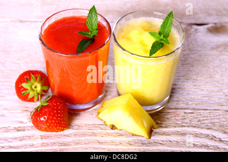 Fragola, Frullato di ananas in vetro con la menta, bacche, soft focus Foto Stock