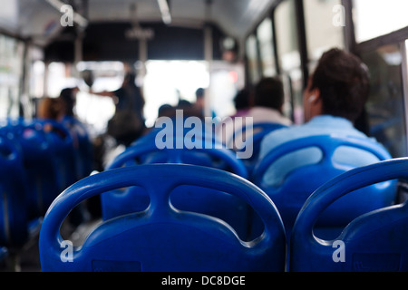 I passeggeri di un autobus a Monterrey in Messico. Foto Stock