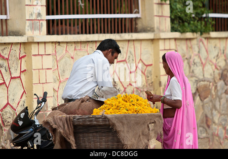 L'uomo vendita di fiori gialli in India Foto Stock