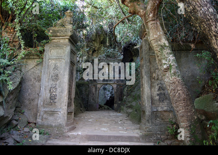 Tempio buddista entrata in una grotta sulla cima della montagna di marmo, Vietnam Foto Stock