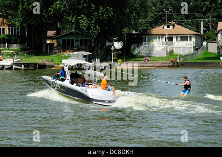 Navigazione in barca sul fiume Fox. Foto Stock