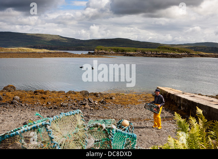 Creel o aragosta gamberetto pescatori, pesca marittima, creel, acqua, attrezzatura netta, porto, trappola di granchio, cattura, creel a Dunvegan, Isola di Skye, Scozia. REGNO UNITO Foto Stock