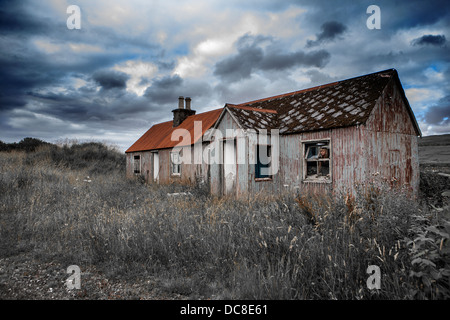 Proprietà abbandonati granaio o steading con lamiera grecata in campo incolto sull'Isola di Skye in Scozia. Foto Stock