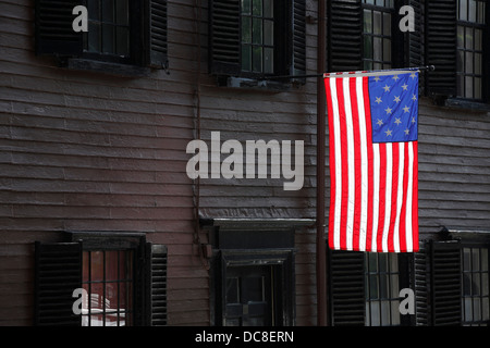 A 15 stelle battenti bandiera nella parte anteriore di un epoca coloniale casa di Charlestown quartiere di Boston, Massachusetts Foto Stock