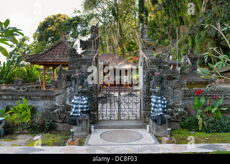 Tradizionale architettura Balinese. Il Candi bentar split gate di un tempio. Foto Stock