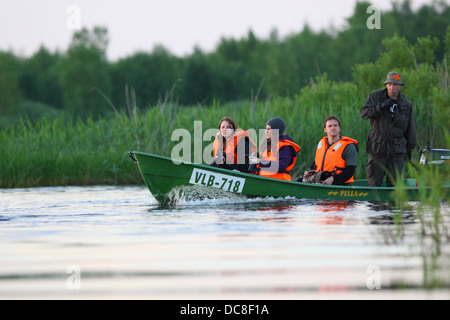 Gruppo di fotografi di fauna selvatica facendo un giro in barca alla ricerca di castori. L'Europa, Estonia, Alam-Pedja Riserva Naturale. Foto Stock