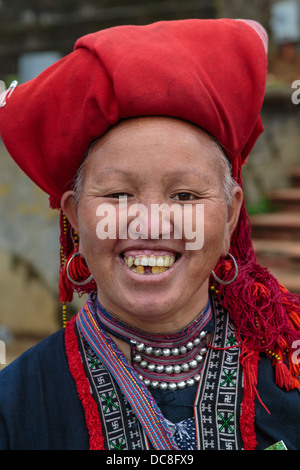 Un Rosso Dao donne e la sua testa etnici abito in Sapa, il Vietnam Asia. Foto Stock