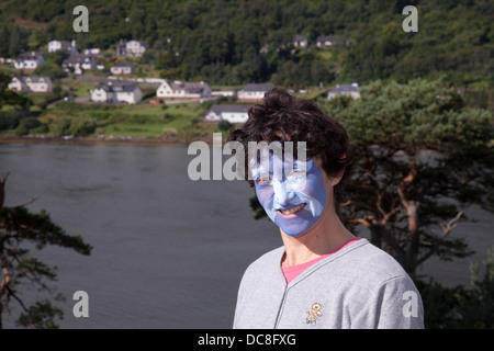 Sykvie Aprosio, un turista dalla Francia, con una scozzese blu e bianca si intraversa faccia dipinta presso l'Isola di Skye Giochi, REGNO UNITO Foto Stock