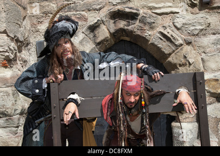 Jack Sparrow e Captain Hector Barbossa, nel villaggio stock  animatori bambini al Tutbury Castle evento, Derbyshire, Regno Unito Foto Stock