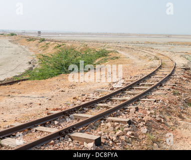 Vecchia linea ferroviaria su Sambhar Salt Lake. È l'India del più grande lago salino, in cui il sale è stata coltivata per un migliaio di anni. Foto Stock