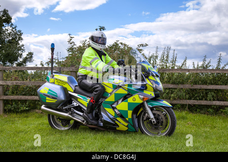NHS Stephen Cooper First Responder, assistenza sanitaria Yamaha Medical bike, trasporto ambulanza West Midlands Ambulance Service NHS a Tutbury, Derbyshire, Regno Unito Foto Stock
