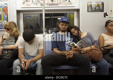 Metropolitana treno auto a New York City. Foto Stock