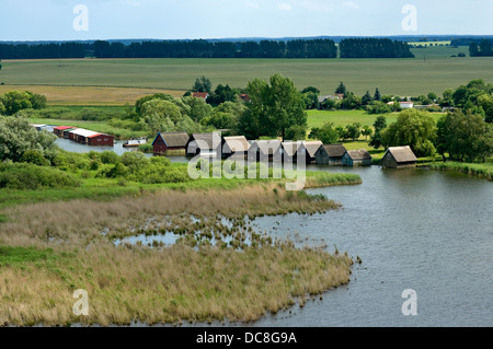 Case in barca sul lago di Müritz a Roebel, Mecklenburg, Germania. Foto Stock