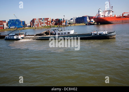 Barca draga al lavoro porto di Rotterdam, Paesi Bassi Foto Stock