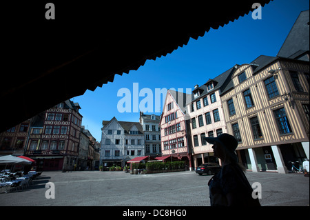 Rouen. Il Vieux-Marche quadrato accanto alla chiesa di Santa Giovanna d'arco, Sainte Jeanne d'Arc su Vieux-Marche Square, Rouen, Francia Foto Stock