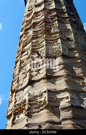 Close up weathered pietra arenaria di un faro sul molo di Whitby, presi nella luce del sole. Foto Stock