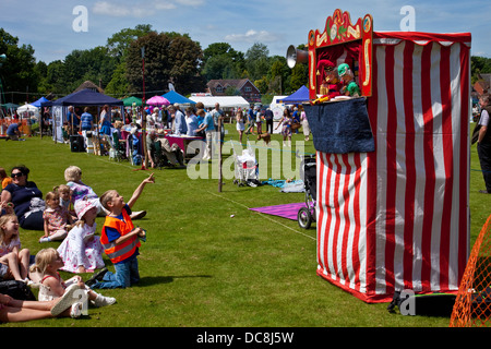 Punch e Judy Show, Nutley Village Fete, Nutley, Sussex, Inghilterra Foto Stock