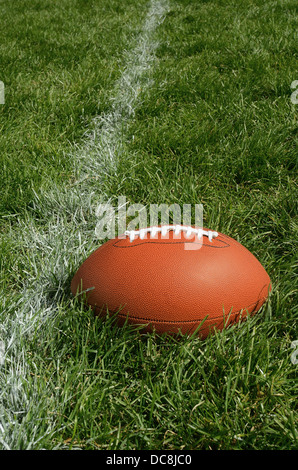 Il football americano sul campo accanto a un yardline Foto Stock