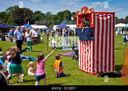 Punch e Judy Show, Nutley Village Fete, Nutley, Sussex, Inghilterra Foto Stock