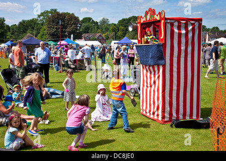 Punch e Judy Show, Nutley Village Fete, Nutley, Sussex, Inghilterra Foto Stock