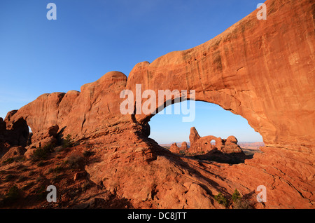 La finestra del Nord arch rock formazione nel Parco Nazionale di Arches, Utah, Stati Uniti d'America Foto Stock