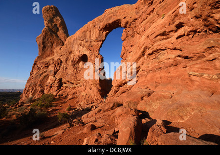 Escursionista esplorando la torretta Arch nel Parco Nazionale Arches, Utah, Stati Uniti d'America all'alba Foto Stock