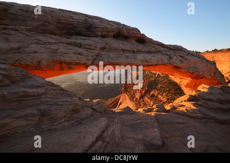 Mesa Arch incandescente nel Parco Nazionale di Canyonlands presso Sunrise, Utah, Stati Uniti d'America Foto Stock