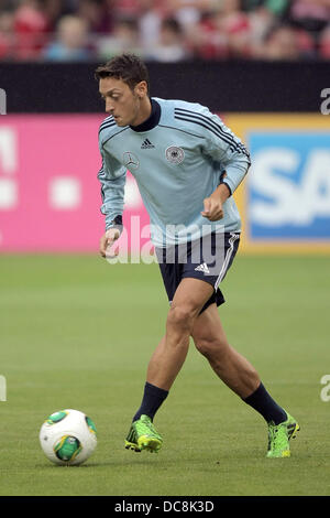 Mainz, Germania. 12 Ago, 2013. La Germania national soccer player Mesut Oezil in azione durante la formazione pubblica del tedesco della nazionale di calcio a Coface Arena a Mainz, Germania, 12 agosto 2013. Foto: FREDRIK VON ERICHSEN/dpa/Alamy Live News Foto Stock