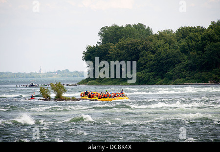 Kayak sul Lachine rapids in Montreal. Foto Stock