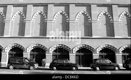 Taxi a Londra la linea al di fuori di un taxi alla stazione ferroviaria internazionale di St Pancras Station Foto Stock