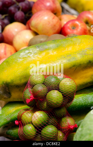 Ecuador, area di Quito nelle vicinanze di highlands. Mercato di Otavalo. Colorati misti produrre. Foto Stock