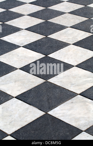 In bianco e nero a scacchi pavimento in marmo pattern Foto Stock