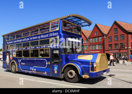 Vintage turisti' City sightseeing Hop On Hop Off bus in Bryggen, Bergen Hordaland, Norvegia e Scandinavia Foto Stock