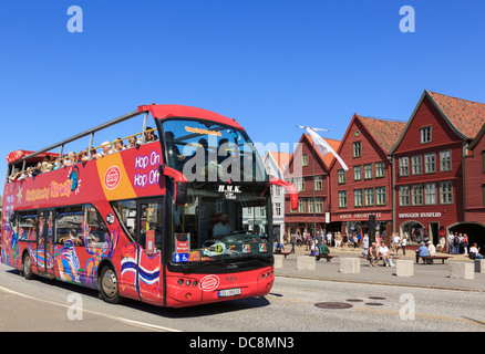 Gazzetta turisti" rosso Hop On Hop Off open top City sightseeing bus nella vecchia Bryggen, Bergen Hordaland, Norvegia e Scandinavia Foto Stock