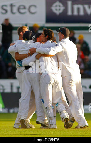 Chester Le Street, Regno Unito. 12 Ago, 2013. In Inghilterra i giocatori celebrare vincere il match e vincendo le ceneri durante il giorno quattro delle ceneri Investec 4 test match a Emirates Riverside Stadium, il 12 agosto 2013 a Londra, Inghilterra. Credito: Mitchell Gunn/ESPA/Alamy Live News Foto Stock