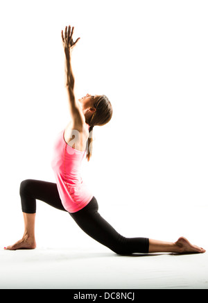 Le donne a fare un po' di Yoga posa in un studio di bianco. Foto Stock