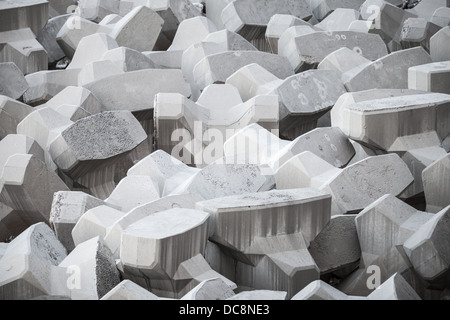 Grigio fortificazione costiera di blocchi in calcestruzzo. Foto texture di sfondo Foto Stock