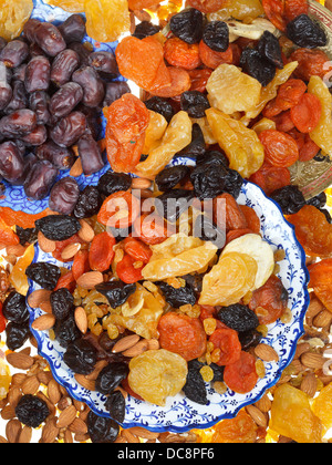 Vista superiore dolci di frutta secca su piastre asiatica Foto Stock