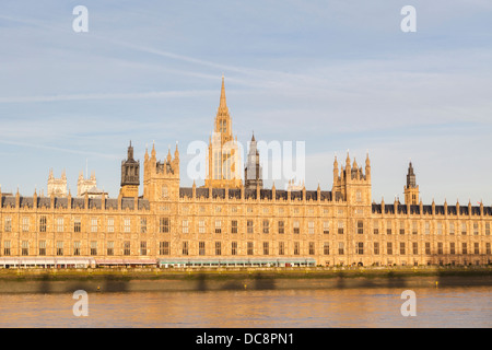 Le case del parlamento bagnata in inizio di mattina di luce, Londra, Inghilterra Foto Stock