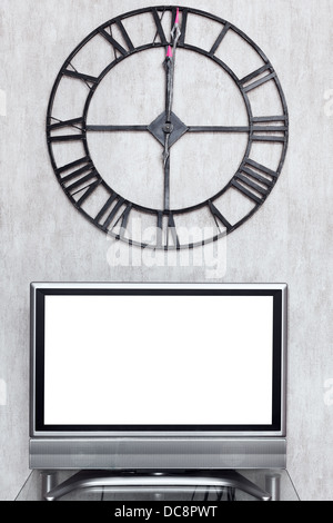 Dodici o clock sull'orologio a muro sotto la schermata bianca vuota del televisore Foto Stock