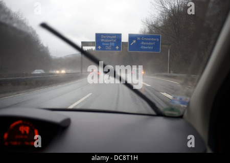 La guida sotto la pioggia sulla A46 vicino a Wuppertal in Germania Foto Stock