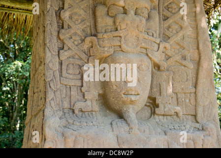 Guatemala, Quirigua rovine Maya parco archeologico (UNESCO). Dettaglio del riccamente intagliato stele di pietra. Foto Stock