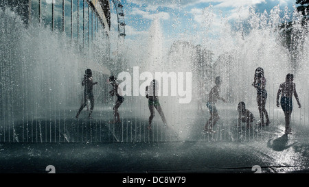 Bambini che giocano in 'che figurano camere' fontana all'artista danese Jeppe Hein Royal Festival Hall di Londra UK KATHY DEWITT Foto Stock