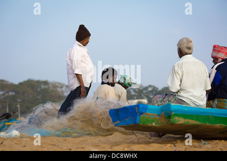 CHENAI, India - 10 febbraio: pescatore indiano sulla spiaggia di Marina al mattino Foto Stock