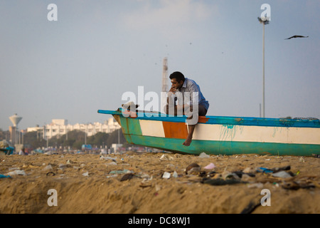 CHENAI, India - 10 febbraio: pescatore indiano sulla spiaggia di Marina al mattino Foto Stock