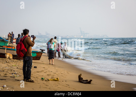 CHENAI, India - 10 febbraio: pescatore indiano sulla spiaggia di Marina al mattino Foto Stock